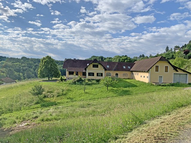 2457 austria, steiermark, casa con 2 pisos y cuadras para caballos en venta